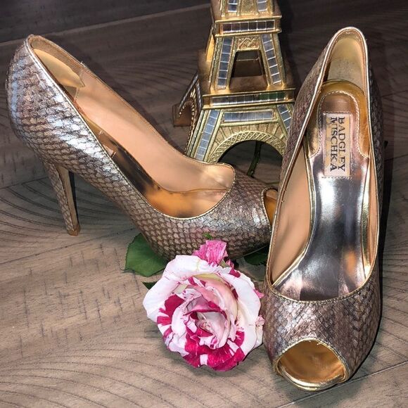 Badgley Mischika’ Humbee Gold Sparkle ✨ Open Toe Pump Snakeskin Look Leather - Picture 3 of 17